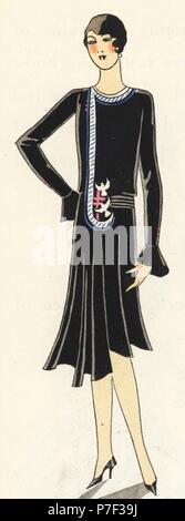 Woman in Black Velvet nachmittag Kleid. Papierkörbe pochoir (Schablone) Lithographie von der Französischen luxus Mode Magazin Kunst, Gicht, Beauté, 1929. Stockfoto
