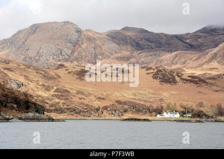 Große Häuser unter den Bergen auf Loch Nevis, in Inverie auf der Halbinsel Knoydart, Northwest Highlands, Schottland, Großbritannien. Stockfoto