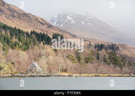 Eine alte Kirche am Meer mit Luinne Bheinn Munro im Hintergrund, Inverie, Halbinsel Knoydart, Scottish Highlands, Schottland, Vereinigtes Königreich. Stockfoto