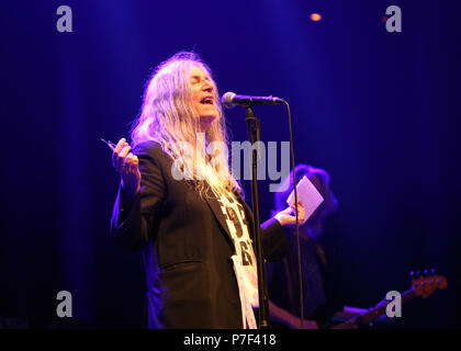 Johannes Bischof, Loyle Carner, Patti Smith, Eric Cantona und The Libertines (Peter Doherty und Carl Barat) führen im Roundhouse zur Hoffnung für Palästina Nächstenliebe am Montag, 4.Juni 2018 (Fotos von Ian Denergieanlagen/wann Mit): Patti Smith Wo: London, Großbritannien Wann: 04 Jun 2018 Credit: WENN.com Stockfoto