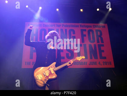 Johannes Bischof, Loyle Carner, Patti Smith, Eric Cantona und The Libertines (Peter Doherty und Carl Barat) führen im Roundhouse zur Hoffnung für Palästina Nächstenliebe am Montag, 4.Juni 2018 (Fotos von Ian Denergieanlagen/wann Mit): Thurston Moore Wo: London, Großbritannien Wann: 04 Jun 2018 Credit: WENN.com Stockfoto