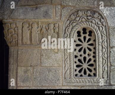 Vorromanischen Kunst. Spanien. Galizien. Kirche San Gines in Francelos. Gebaute ca. 900. Haupteingang. Rechten Seite. Detail mit einem Fenster dekoriert mit reich verzierten Stein Schuppen und ein Relief Darstellung der Einzug Jesu in Jerusalem. Stockfoto