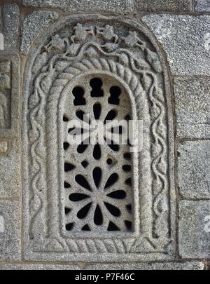 Vorromanischen Kunst. Spanien. Galizien. Kirche San Gines in Francelos. Gebaute ca. 900. Fassade. Detail mit einem Fenster mit reich verzierten Stein Schuppen verziert. Stockfoto