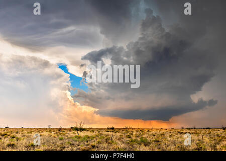 Große, leistungsfähige tornadic supercell Sturm über die Great Plains bei Sonnenuntergang, die Bühne für die Bildung von Tornados über Tornado Al Stockfoto