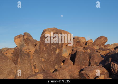 Aufgehenden Mond hinter Felsen mit Hohokam Felszeichnungen auf dem Signal Hill im Saguaro National Park in der Nähe von Tucson, Arizona, USA. Stockfoto