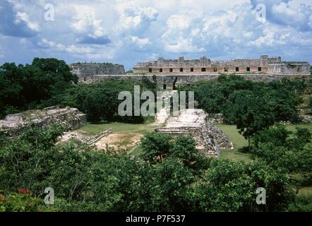 Maya-Zivilisation. Uxmal Stadt. Klassik. Puuc-Region. Nunery Viereck und die Ballcourt Por Mesoamerikanische Ballspiel zu spielen. Yucatan. Mexiko. Stockfoto