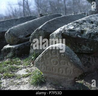 Spanien. Baskisches Land. Argineta Nekropole. Von etwa 20 Gräber und fünf Stelen gebildet. Oberen Mittelalter. (7. – 9. Jahrhundert). Stockfoto