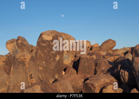 Aufgehenden Mond hinter Felsen mit Hohokam Felszeichnungen auf dem Signal Hill im Saguaro National Park in der Nähe von Tucson, Arizona, USA. Stockfoto