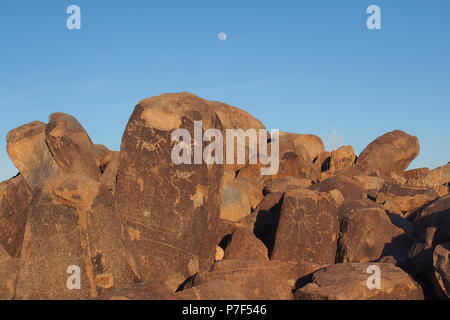 Aufgehenden Mond hinter Felsen mit Hohokam Felszeichnungen auf dem Signal Hill im Saguaro National Park in der Nähe von Tucson, Arizona, USA. Stockfoto