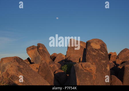 Aufgehenden Mond hinter Felsen mit Hohokam Felszeichnungen auf dem Signal Hill im Saguaro National Park in der Nähe von Tucson, Arizona, USA. Stockfoto