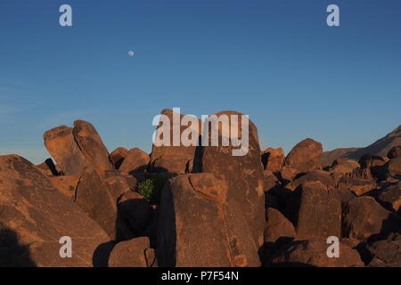 Aufgehenden Mond hinter Felsen mit Hohokam Felszeichnungen auf dem Signal Hill im Saguaro National Park in der Nähe von Tucson, Arizona, USA. Stockfoto