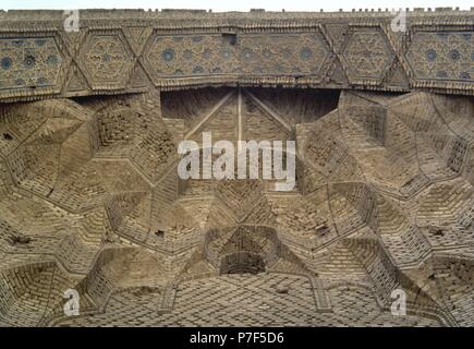 Iran. Varamin. Die Masjid-ich (Freitag Moschee). Erbaut im Jahre 1322 auf Befehl von Abu Sa'id, mongolischen Periode. Dekorative Muqarnas Voltigieren in der Iwan-Eingang. Stockfoto