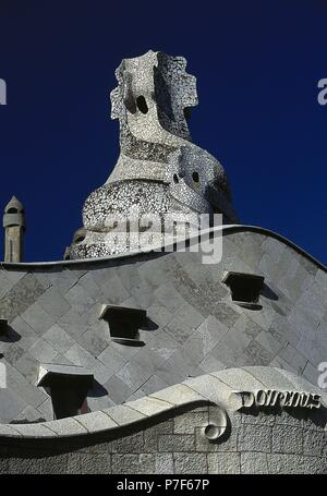 Barcelona, Katalonien, Spanien. Casa Mila oder La Pedrera. Modernistischen Gebäude von Antonio Gaudi zwischen 1906 und 1912 gebaut. Dach-Terrasse. Schornstein mit einem gebrochenen Keramik Technik bekannt als trencadis eingerichtet. Stockfoto