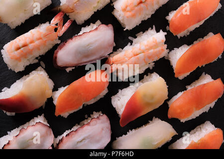 Sushi japanische Küche platter Draufsicht Stockfoto