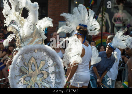 NEW YORK CITY - 25 Juni, 2017: Teilnehmer an extravaganten gefiederten Karneval Kostüme in der jährlichen Pride Parade gekleidet, wie es durch Greenwich verläuft Stockfoto