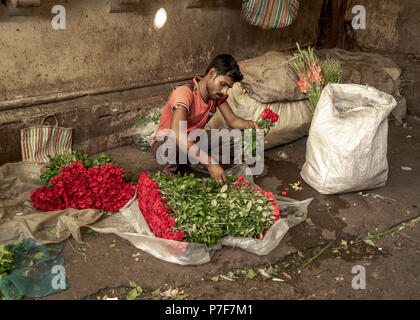 Mai 27,2018. Kolkata, Indien. Blume ganze Verkäufer beschäftigt mit Blume klemmt am Blumenmarkt oder Mullik Bazar, Kolkata. Stockfoto