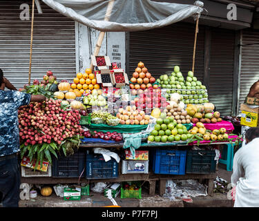 Mai 27,2018. Kolkata, Indien. Obst Verkäufer verkaufen Obst am Straßenrand in Kolkata. Stockfoto