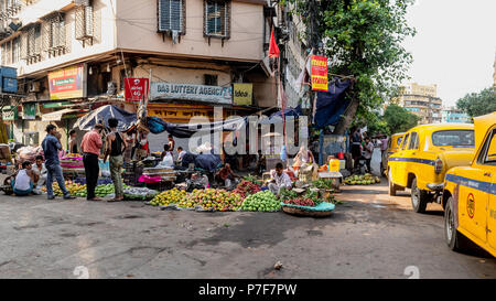 Mai 27,2018. Kolkata, Indien. Obst Verkäufer verkaufen Obst am Straßenrand in Kolkata. Stockfoto