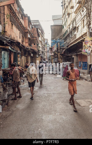 Mai 27,2018. Kolkata, Indien. Am frühen Morgen Blick auf die Gasse von Kolkata Stadt. Stockfoto