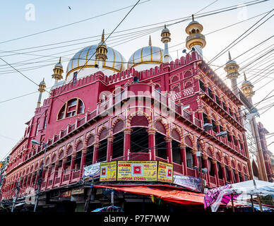 Mai 27,2018. Der Nakhoda Moschee ist die wichtigste Moschee von Kolkata, Indien, in den Bereich der Chitpur Burrabazar Geschäftsviertel im Zentrum von Kalkutta. Stockfoto