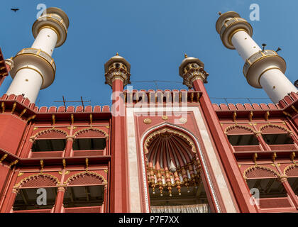 Innenraum der Nakhoda Masjid, die hauptmoschee von Kolkata, Indien, in den Bereich der Chitpur Burrabazar Geschäftsviertel im Zentrum von Kalkutta. Stockfoto