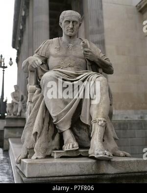 Julius Caesar (100 V.CHR.-44 V.CHR.). Römische Politiker und General. Statue. Die Außenseite des österreichischen Parlaments. Wien. Österreich. Stockfoto