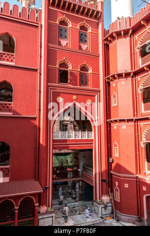 Mai 27,2018. Kolkata, Indien. Ein nicht identifiziertes muslimischen Mann zu Allahs bei Nakhoda Masjid, die hauptmoschee von Kolkata, Indien, zu beten, in der Chitpur Bereich Stockfoto