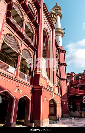 Innenraum der Nakhoda Masjid, die hauptmoschee von Kolkata, Indien, in den Bereich der Chitpur Burrabazar Geschäftsviertel im Zentrum von Kalkutta. Stockfoto