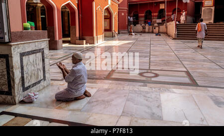 Mai 27,2018. Kolkata, Indien. Ein nicht identifiziertes muslimischen Mann zu Allahs bei Nakhoda Masjid, die hauptmoschee von Kolkata, Indien, zu beten, in der Chitpur Bereich Stockfoto