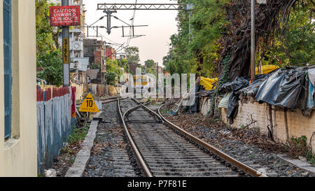 KOLKATA, West Bengal, Indien, Mai 27,2018: Stadt Zug der indischen Eisenbahnen mit Passagiere innerhalb der Stadt. Stockfoto