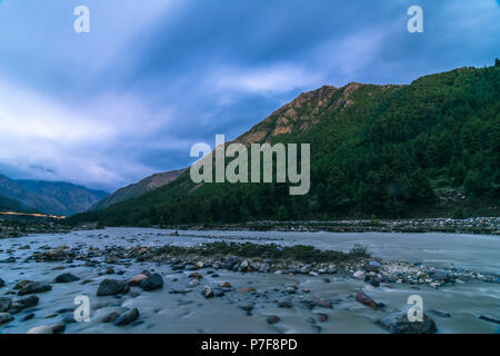 Fluss Sonnenuntergang in Chitkul Dorf, Himachal Pradesh Stockfoto