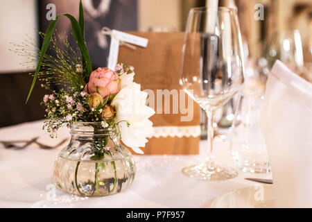 Blumen-Einstellungen Dekoration im freien Setup für eine Hochzeit mit rosa farbigen Blume Stockfoto