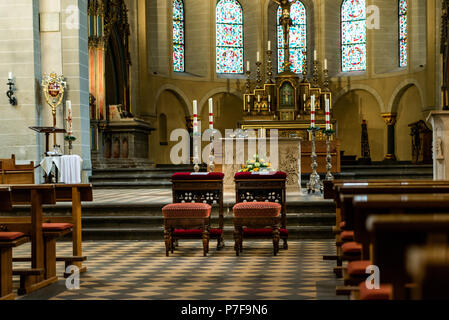 Hochzeitsarrangement Stühle in der Basilika von St. Castor ist die älteste Kirche in Koblenz im Bundesland Rheinland-Pfalz, in der Nähe der Stockfoto