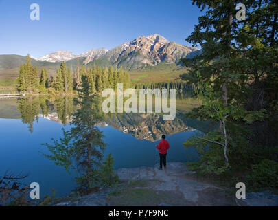 Mittleres Alter Mann am frühen Morgen im Pyramid Lake, Jasper National Park, Alberta, Kanada Stockfoto