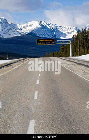 Bedingungen im Winter Warnschild an Trans Canada Highway #1, Banff National Park, Alberta, Kanada Stockfoto