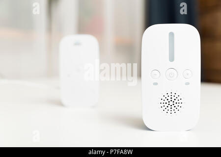 Baby Monitor Units auf weißem Hintergrund. Radio Nanny Stockfoto