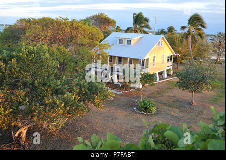 Eine traditionelle, restaurierte Conch House auf isolierten Pigeon Key, über einen Abschnitt der alten Seven Mile Bridge, Marathon Key, Florida, USA zu erreichen. Stockfoto