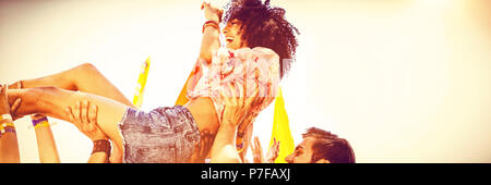 Glücklich Hipster Frau Crowdsurfing Stockfoto