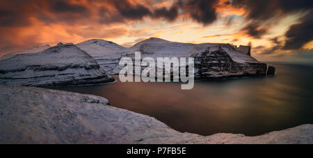 Klippen der Insel Streymoy Stakkur in orange Sonnenuntergang Licht, Färöer Inseln Stockfoto