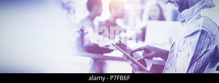 Lächelnder junge Mann mit digital-Tablette Stockfoto