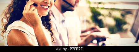 Zuversichtlich weibliche Call Center-Agenten Stockfoto