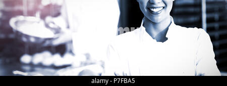 Hübsche Bäcker lächelnd in die Kamera Stockfoto