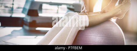 Frau Training mit Ball im Fitnessstudio Stockfoto