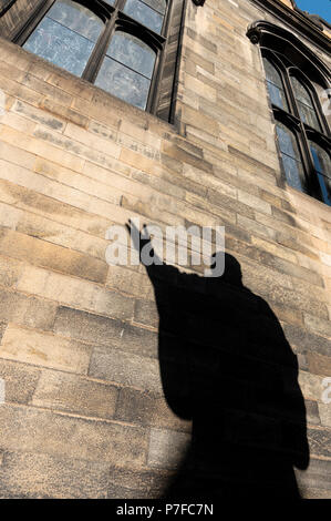 Schatten der Statue von John Knox in Viereck aus der neuen Hochschule von der Universität Edinburgh, Schottland, Großbritannien Stockfoto