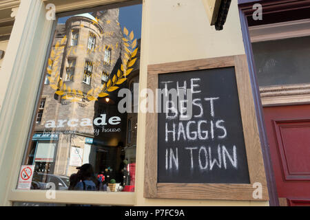 Zeichen außerhalb Arcade Haggis und Whisky Restaurant auf Cockburn Street in der Altstadt von Edinburgh, Schottland, Großbritannien Stockfoto