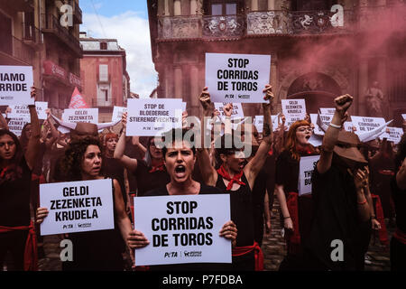 Pamplona, Spanien. 05. Juli 2018. Aktivisten von PETA und AnimaNaturalis Bühne ein Protest in Pamplona am 5. Juli 2018 vor der San Fermin Festival und seine berüchtigten läuft der Bullen. Die Organisationen fordern, dass das Festival wegen Tierquälerei gestoppt werden. Credit: Mikel Cia Da Riva/Pacific Press/Alamy leben Nachrichten Stockfoto