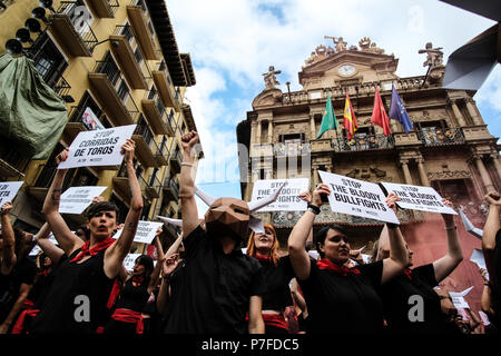 Pamplona, Spanien. 05. Juli 2018. Aktivisten von PETA und AnimaNaturalis Bühne ein Protest in Pamplona am 5. Juli 2018 vor der San Fermin Festival und seine berüchtigten läuft der Bullen. Die Organisationen fordern, dass das Festival wegen Tierquälerei gestoppt werden. Credit: Mikel Cia Da Riva/Pacific Press/Alamy leben Nachrichten Stockfoto