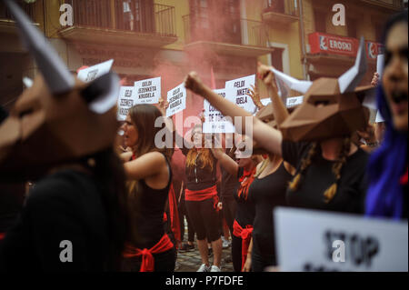 Pamplona, Spanien. 05. Juli 2018. Aktivisten von PETA und AnimaNaturalis Bühne ein Protest in Pamplona am 5. Juli 2018 vor der San Fermin Festival und seine berüchtigten läuft der Bullen. Die Organisationen fordern, dass das Festival wegen Tierquälerei gestoppt werden. Credit: Mikel Cia Da Riva/Pacific Press/Alamy leben Nachrichten Stockfoto