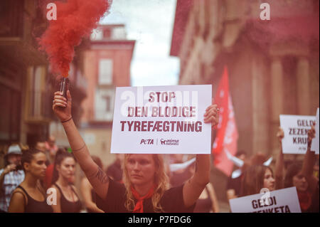 Pamplona, Spanien. 05. Juli 2018. Aktivisten von PETA und AnimaNaturalis Bühne ein Protest in Pamplona am 5. Juli 2018 vor der San Fermin Festival und seine berüchtigten läuft der Bullen. Die Organisationen fordern, dass das Festival wegen Tierquälerei gestoppt werden. Credit: Mikel Cia Da Riva/Pacific Press/Alamy leben Nachrichten Stockfoto