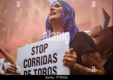 Pamplona, Spanien. 05. Juli 2018. Aktivisten von PETA und AnimaNaturalis Bühne ein Protest in Pamplona am 5. Juli 2018 vor der San Fermin Festival und seine berüchtigten läuft der Bullen. Die Organisationen fordern, dass das Festival wegen Tierquälerei gestoppt werden. Credit: Mikel Cia Da Riva/Pacific Press/Alamy leben Nachrichten Stockfoto